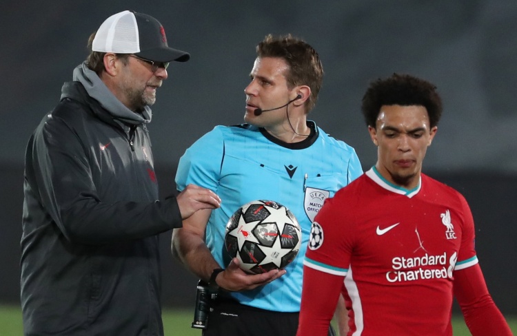 这下真是把足球踢成了艺术